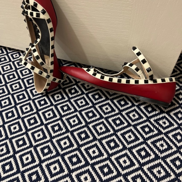 Ladies Valentino shoes - Picture 3 of 5
